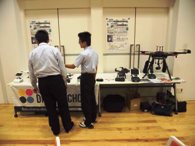 展示されたドローンを見学しています