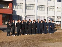 ドローンに向かって記念写真撮影
