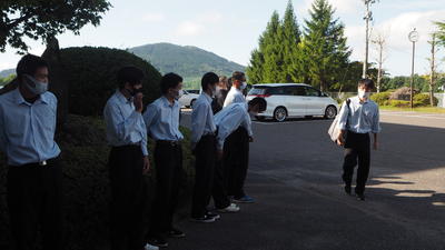 1年生によるあいさつ運動 1年生によるあいさつ運動